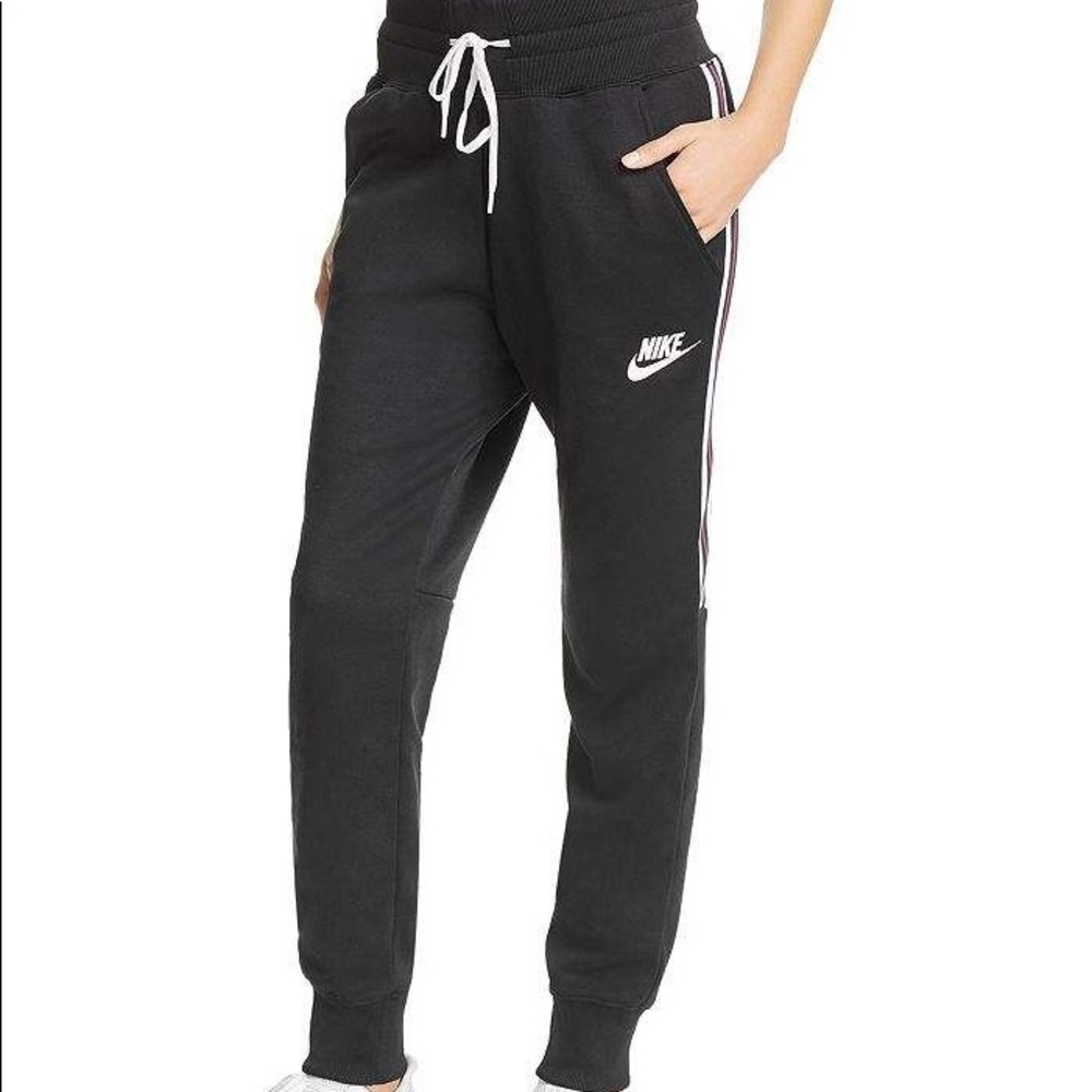 black nike women’s joggers